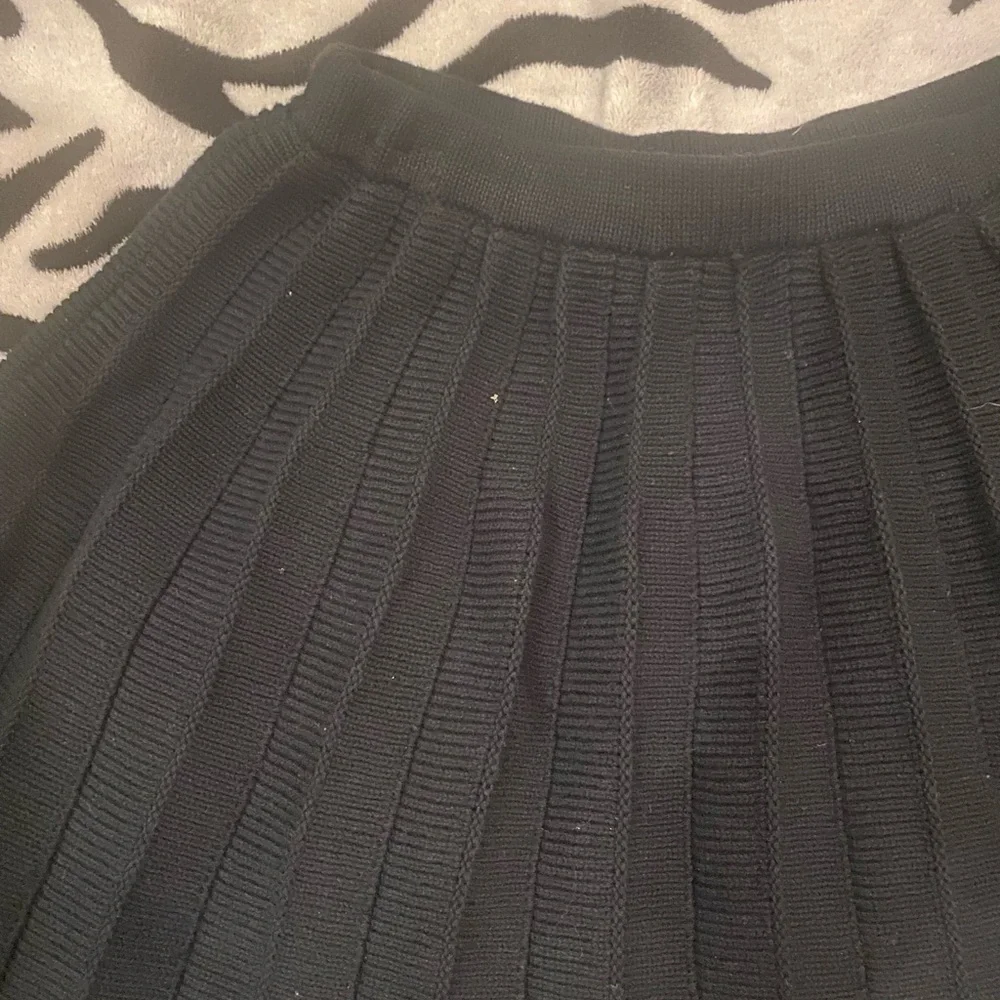 Hollister-Size S-Black pleated skirt - Picture 2 of 3